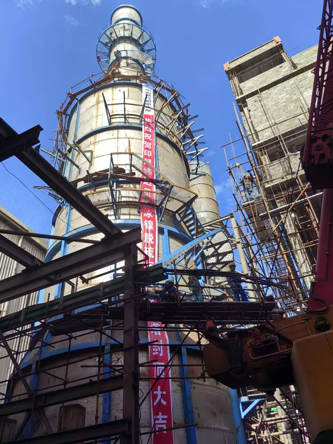 印尼緯達貝工業園華科鎳業年產6萬噸高冰鎳脫硫項目吸收塔順利封頂.jpg